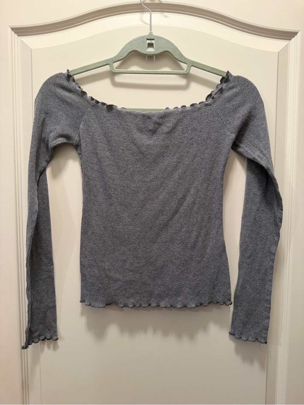 Hollister Gray Off-Shoulder Ruffle-Edge Long Sleeve Top - Picture 3 of 7
